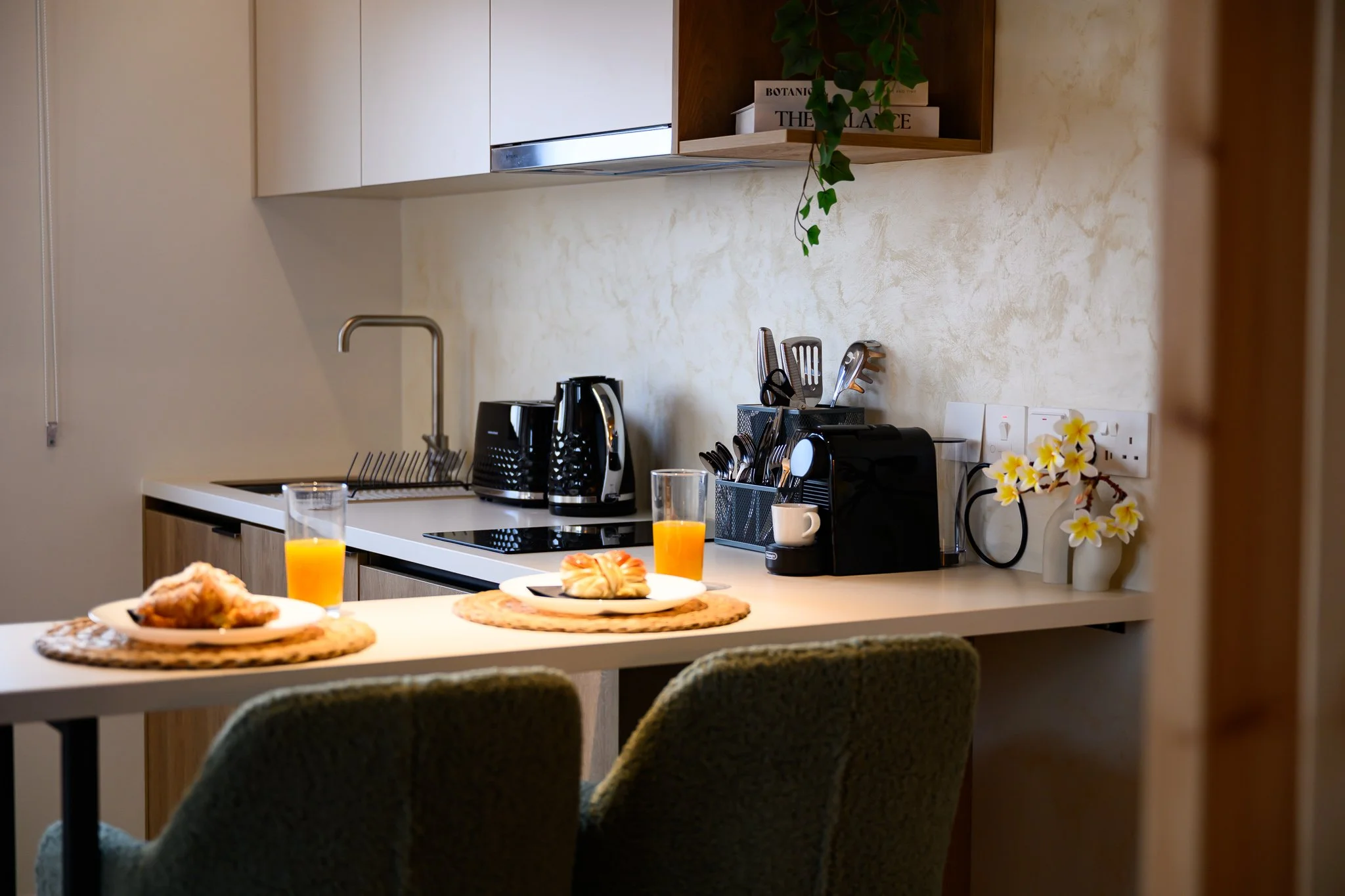 Nisia Corner Suite — Kitchen counter with high stools