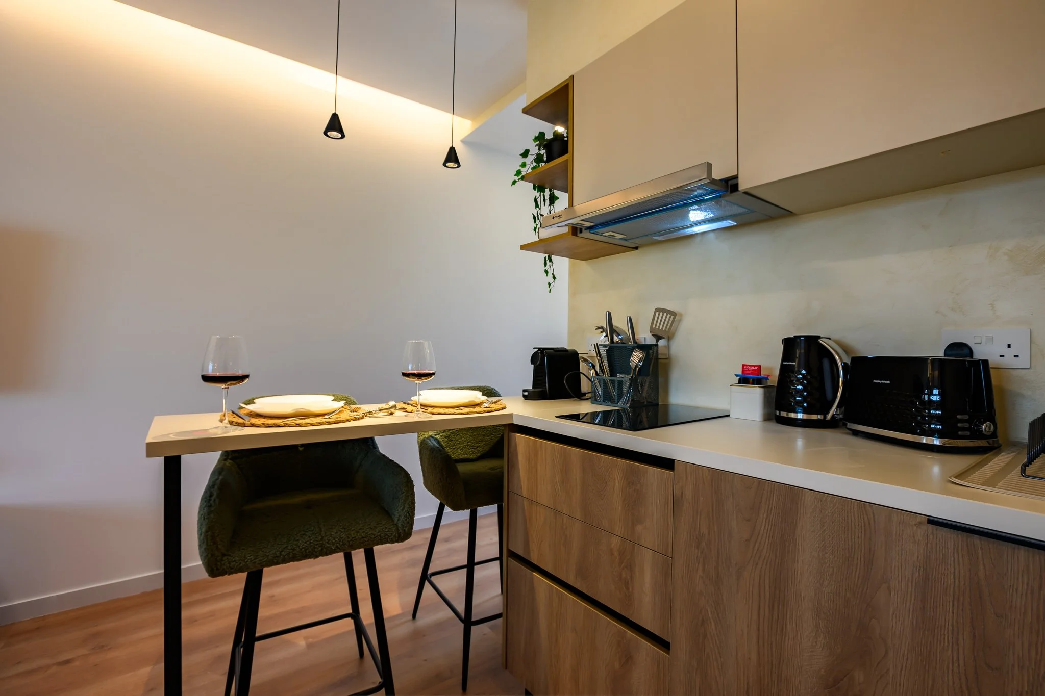 Nisia Junior Suite — Kitchen counter with high stools