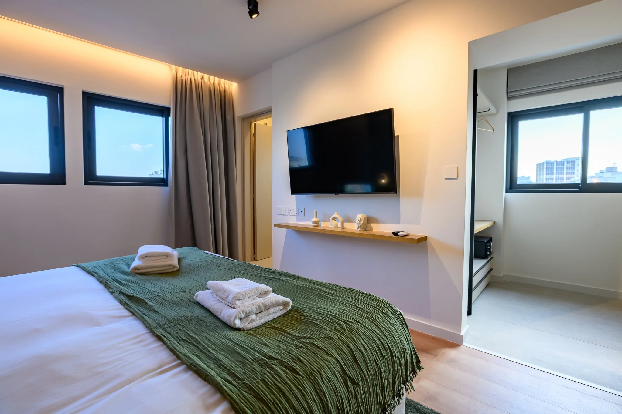 Nisia Corner Suite — Bedroom, Smart TV and windows