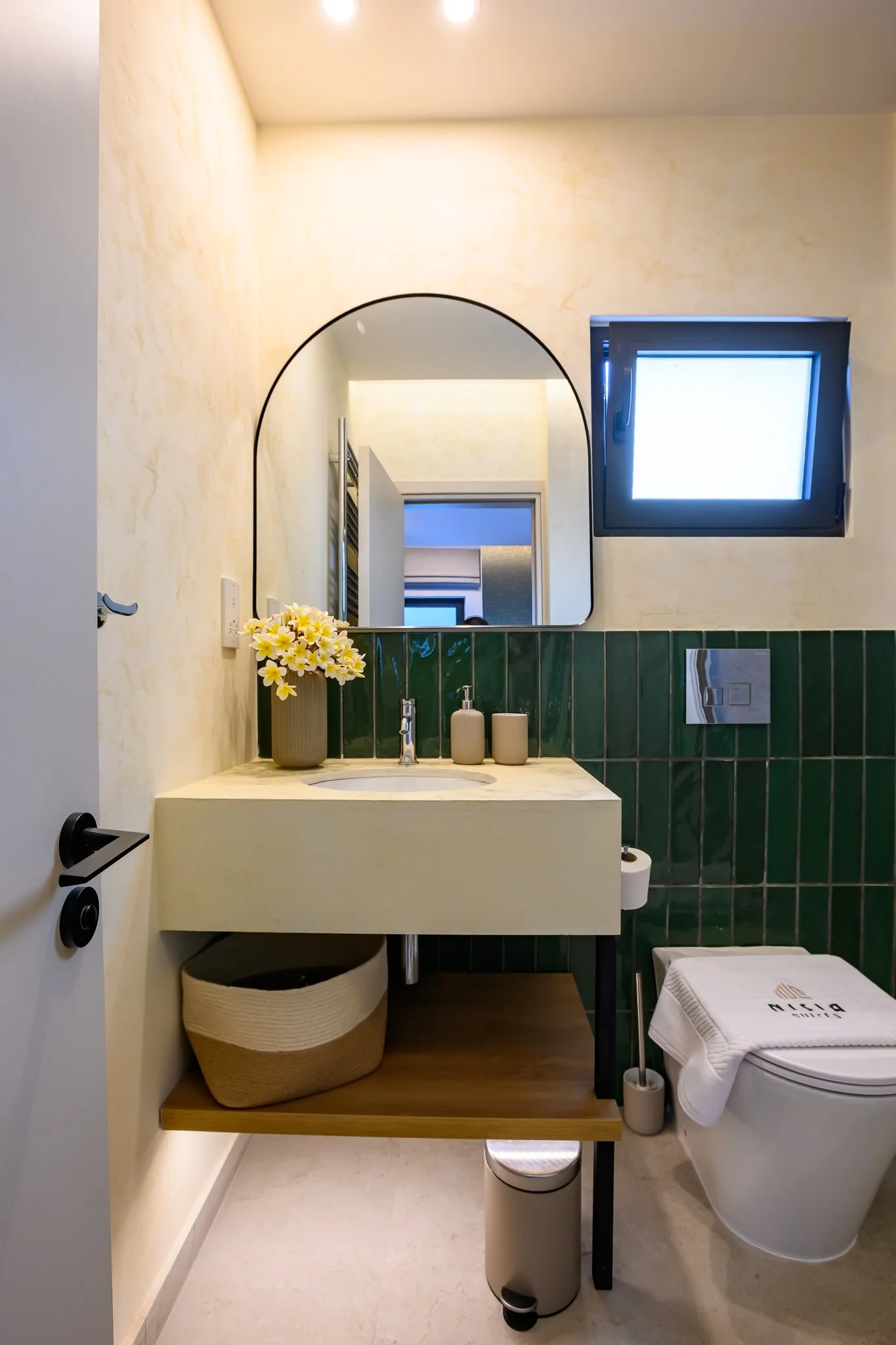 Nisia Corner Suite — Bathroom