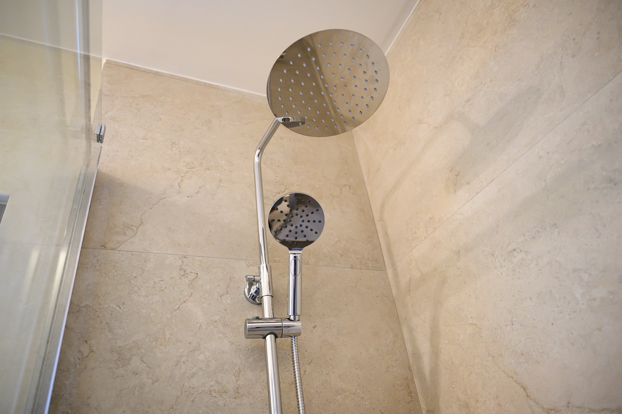 Nisia Corner Suite amenity — Rain shower