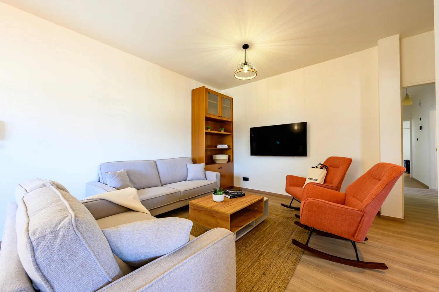 Calian Court — Living room with Smart TV