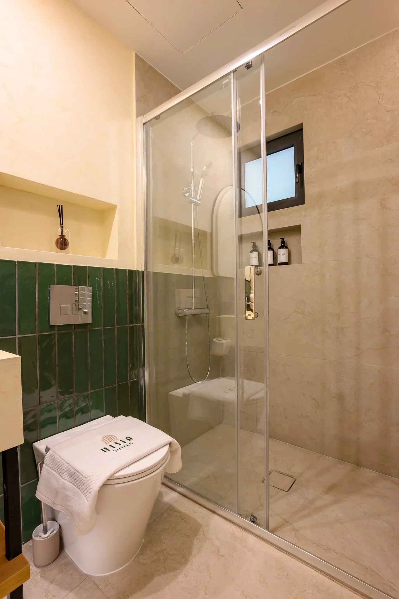 Nisia Classic Suite — Walk-in rain shower