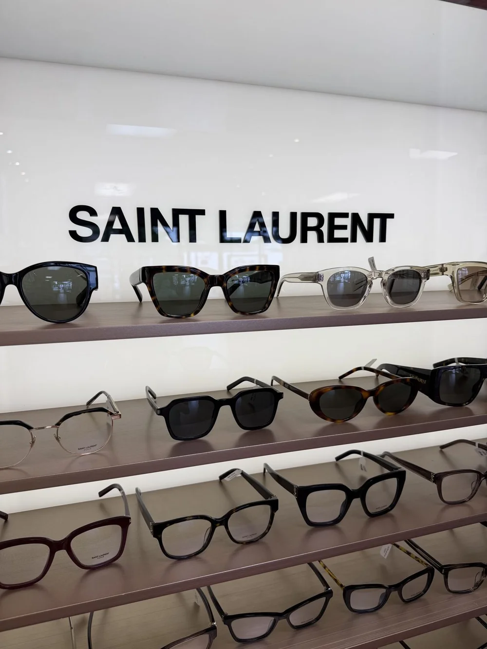 Vitrine Saint Laurent de la clinique Opto-Réseau Duovision à Montréal