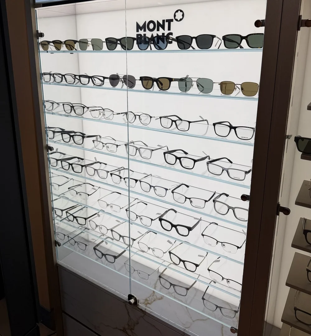 Vitrine de montures Montblanc et Dunhill chez Opto-Réseau Duovision à Montréal