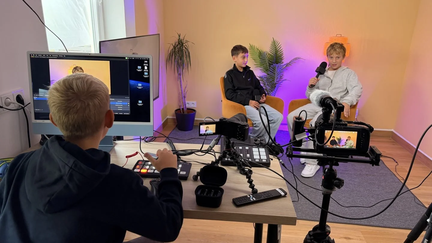 Interviewaufnahme mit Kamera und Mikrofonen