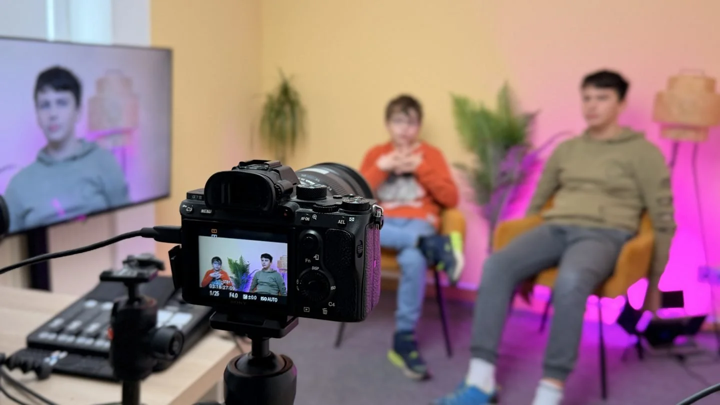 Jugendliche bei einer Interviewaufnahme im SPACE