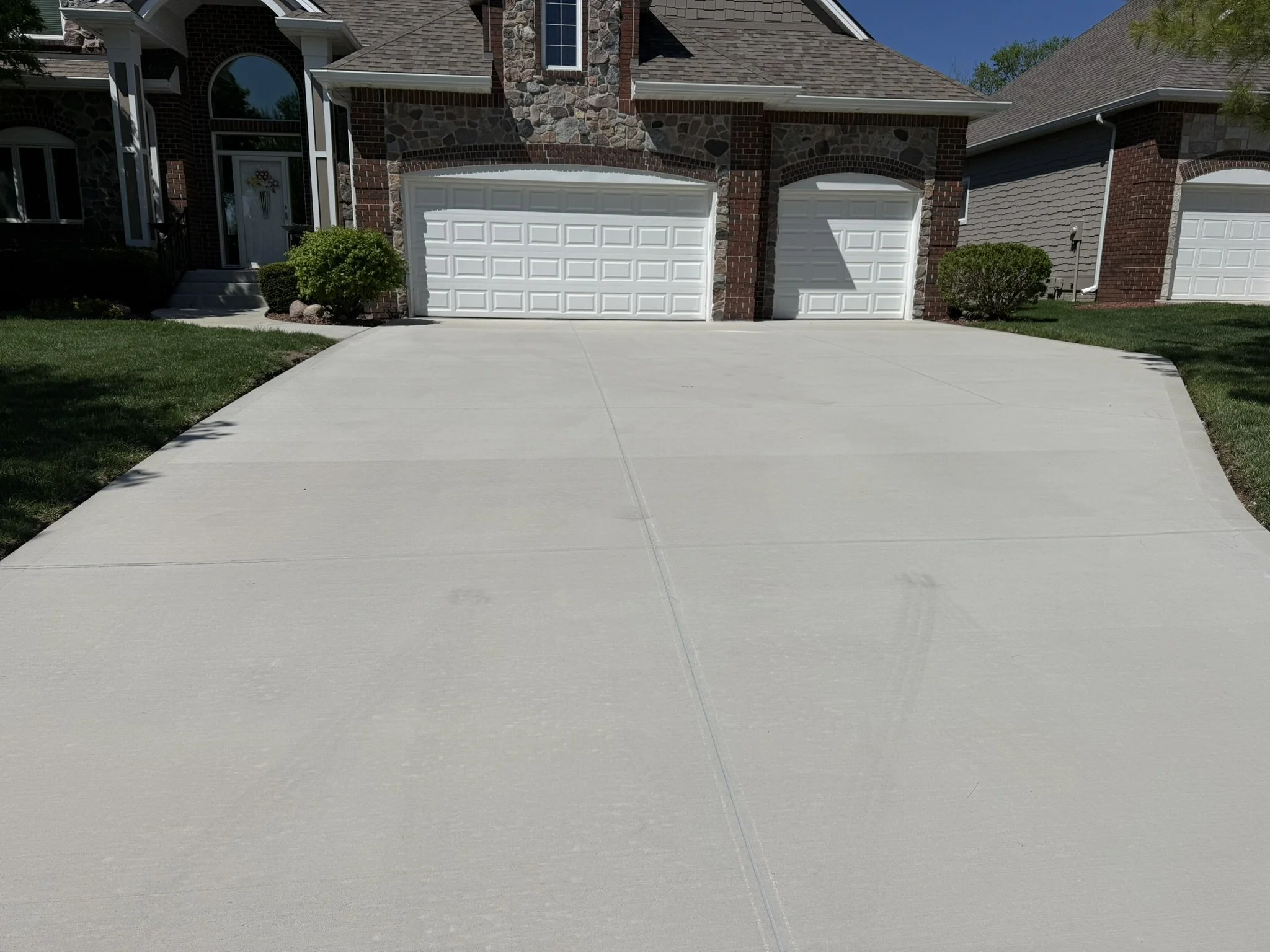 Residential Concrete Driveway and Garage