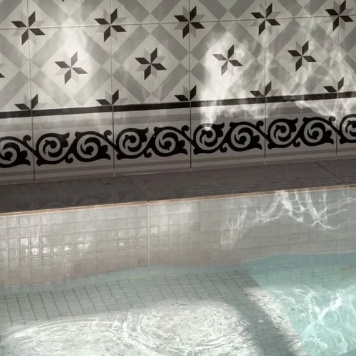 The jacuzzi beneath the patterned tiles