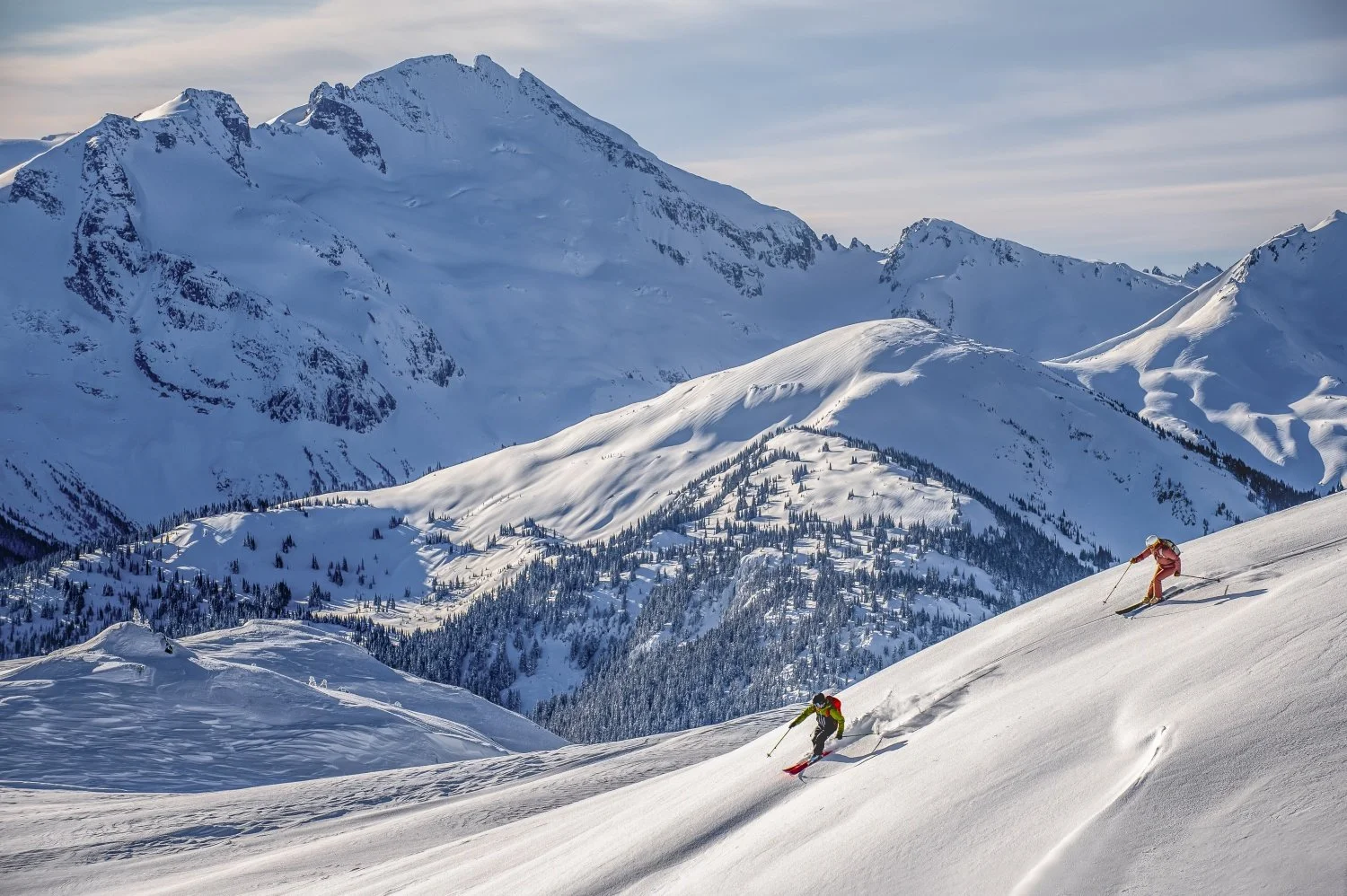 Montanhas nevadas em Whistler, Canadá