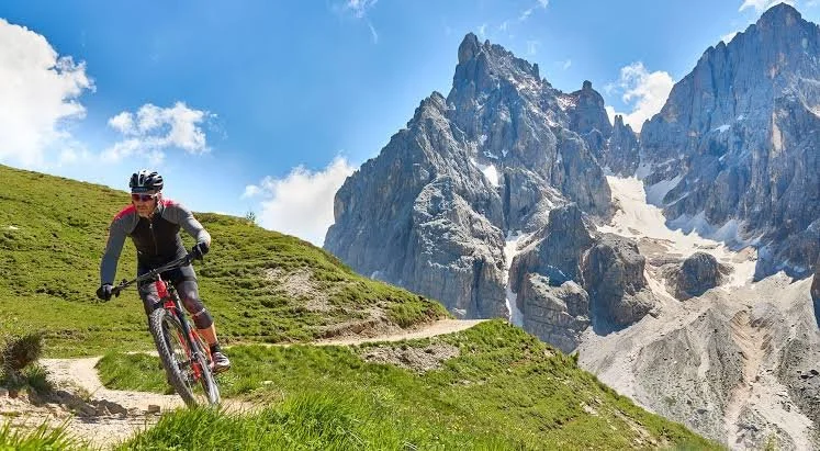 Estrada nas Dolomitas italianas