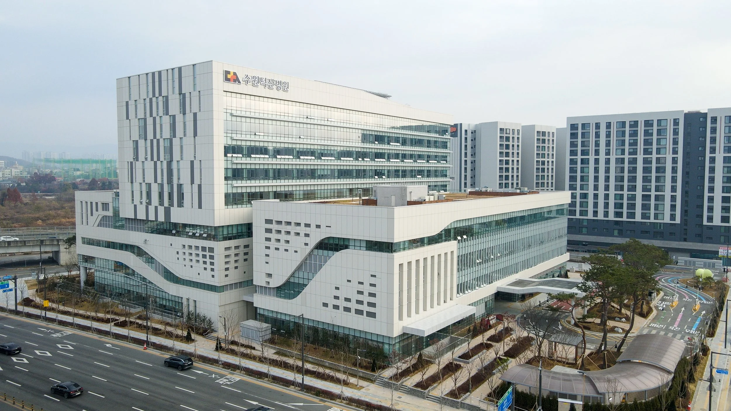 오렌지밤이 디자인한 CI가 외벽 사인에 적용된 수원덕산병원 전경