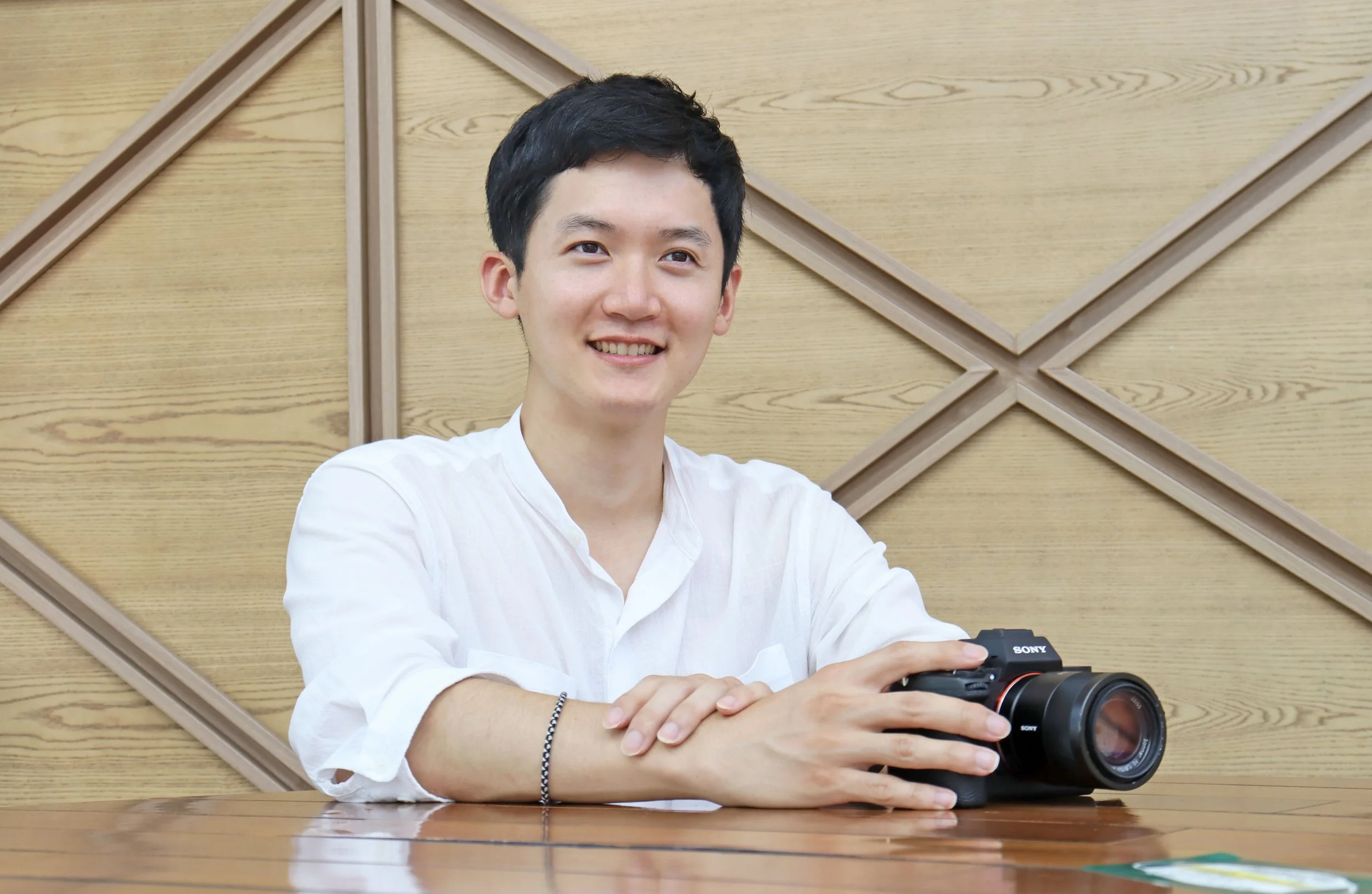 카메라를 앞에 두고 웃고 있는 함현재 감독의 서강대학교총동문회 인터뷰 사진