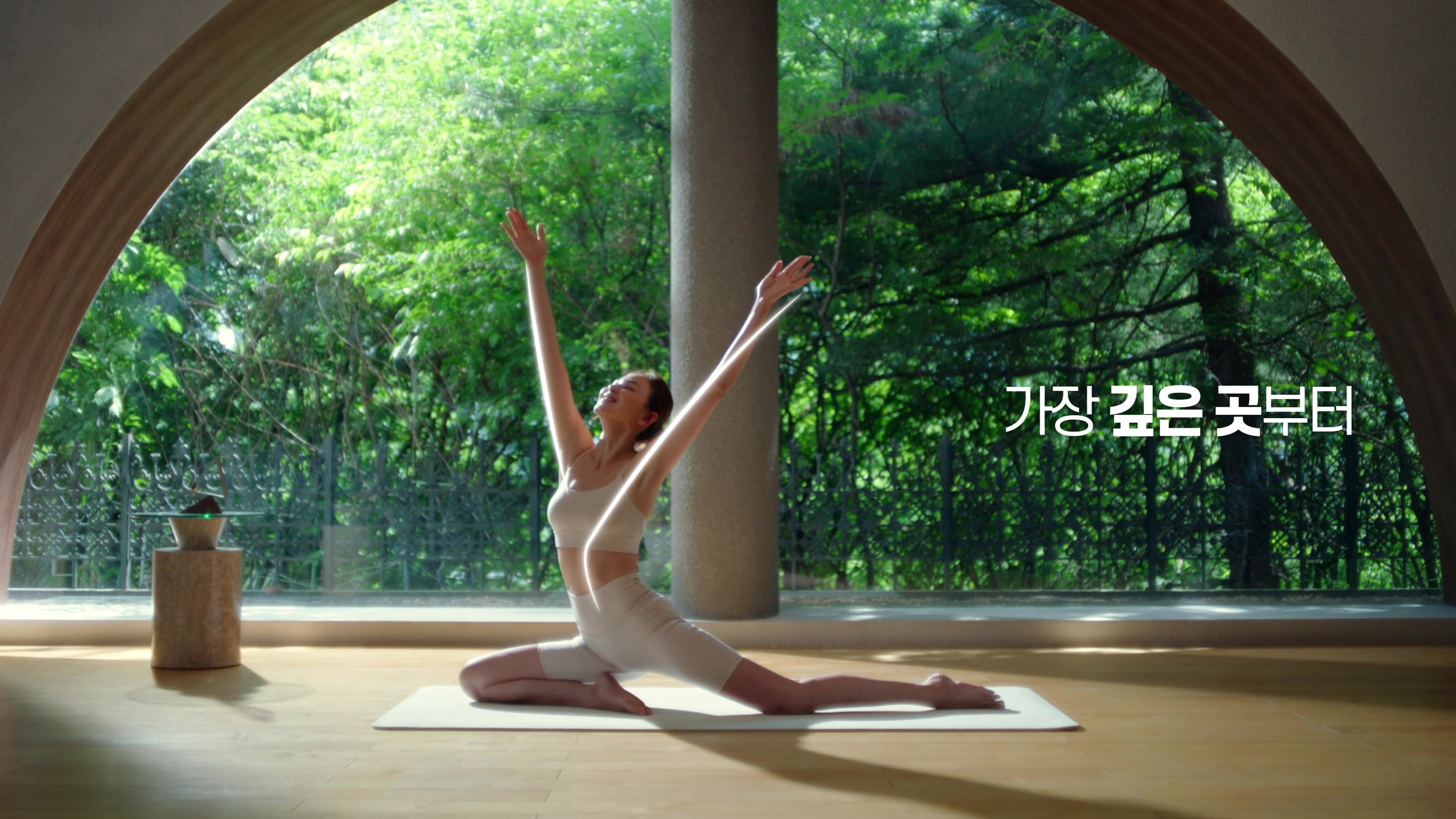 아치형 창 앞에서 양팔을 든 야노시호와 가장 깊은 곳부터 문구 — 타잇티