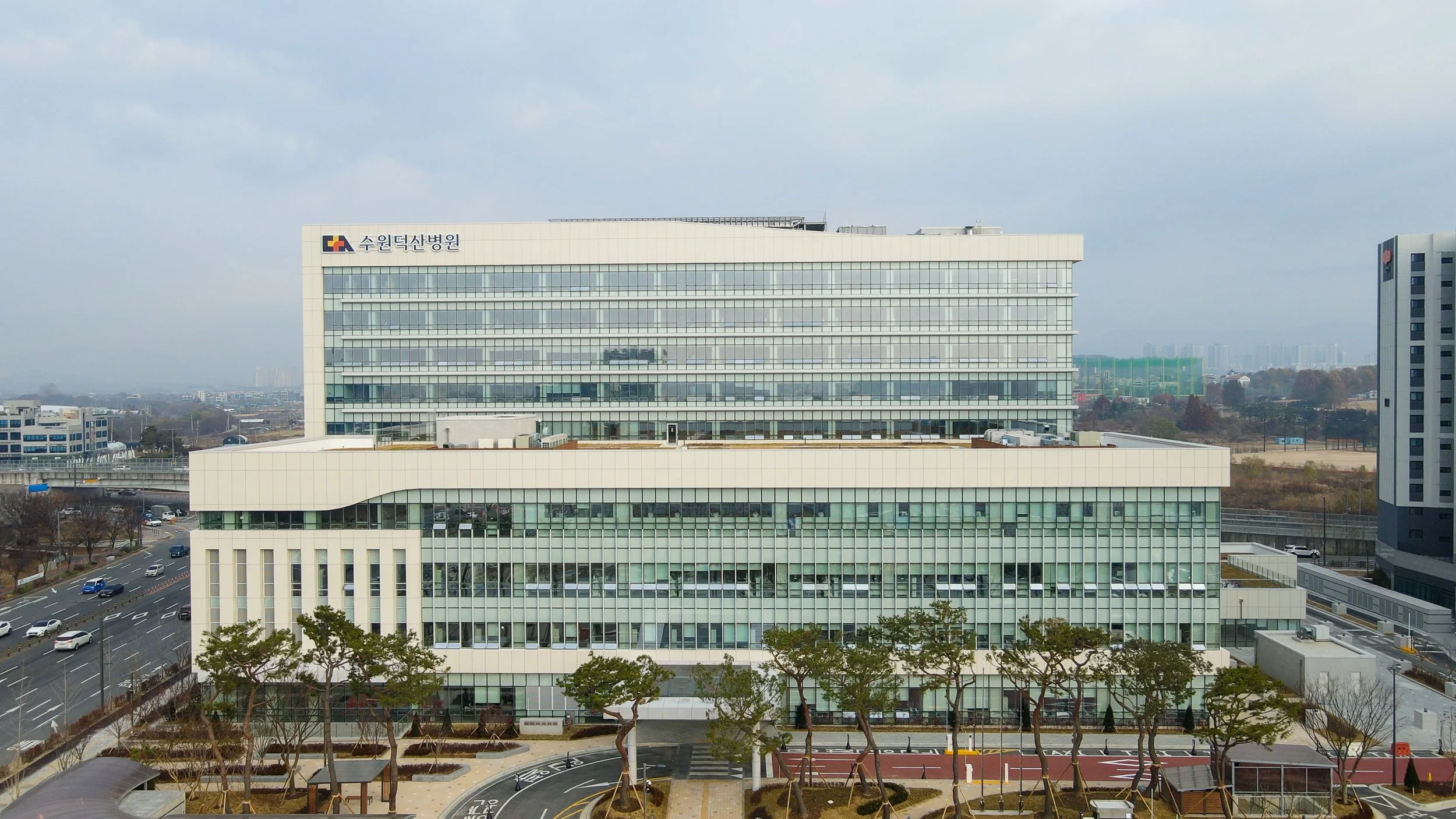수원덕산병원 정면 외벽에 설치된 CI와 병원명
