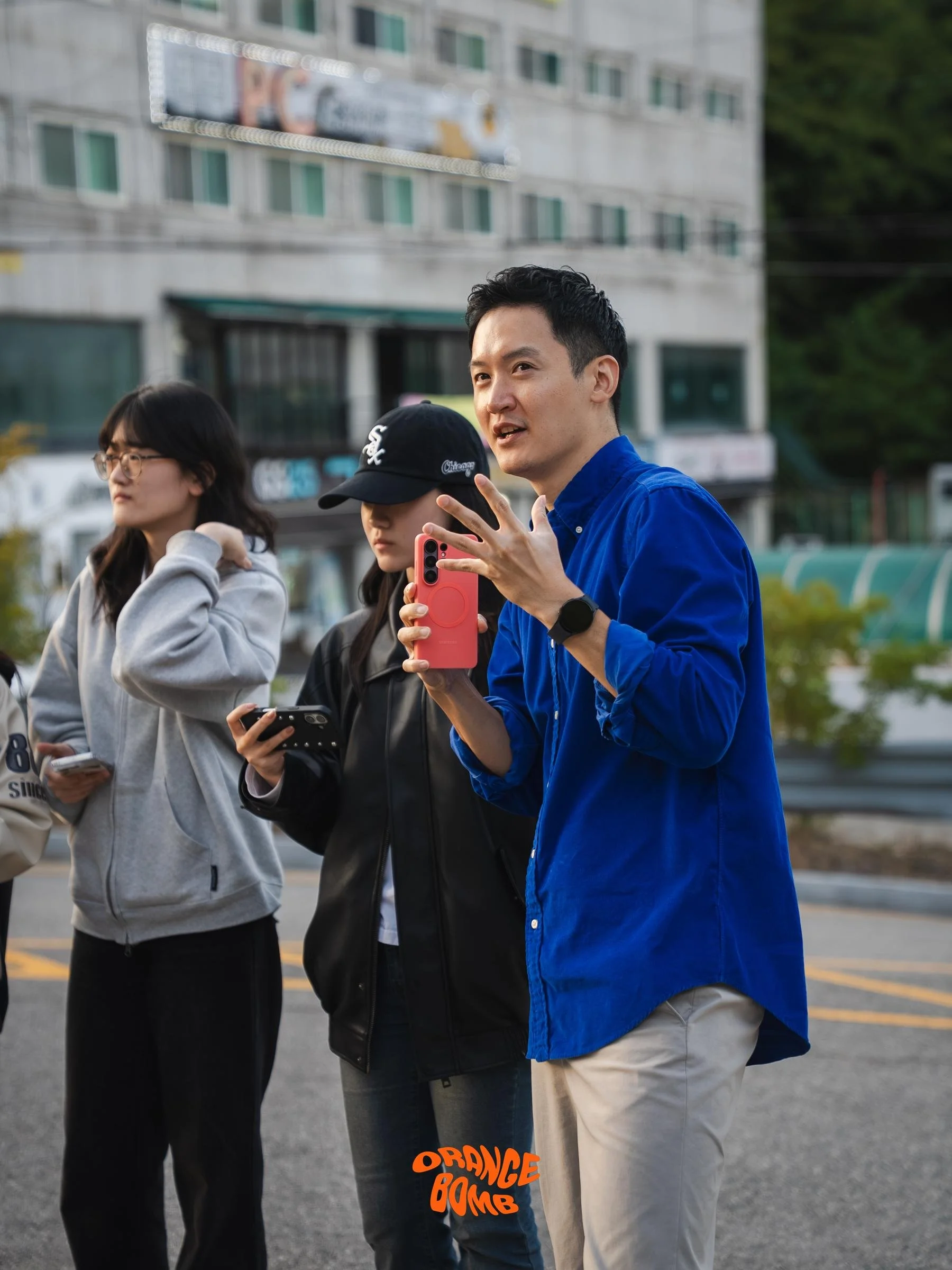 스마트폰 촬영 실습을 안내하는 함현재 감독