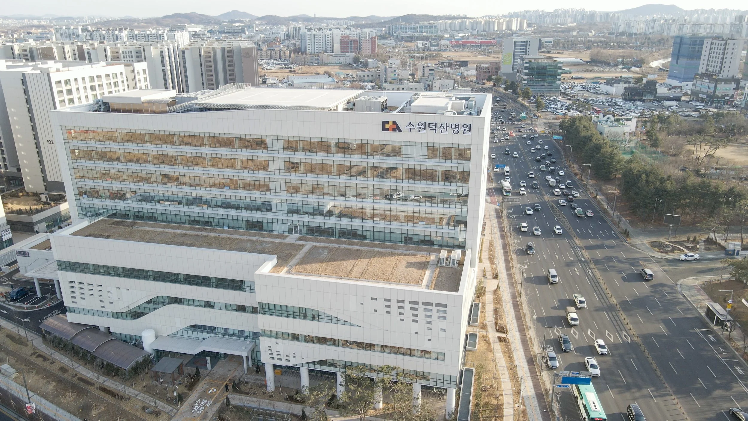 도시의 도로와 함께 보이는 수원덕산병원 외벽 CI
