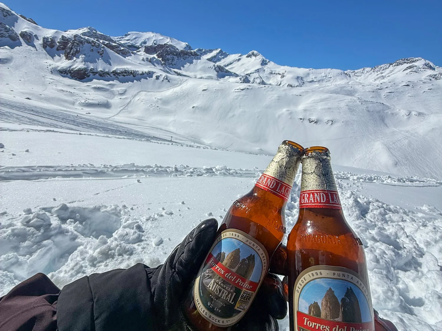 Seekrs raising a glass after a ski day