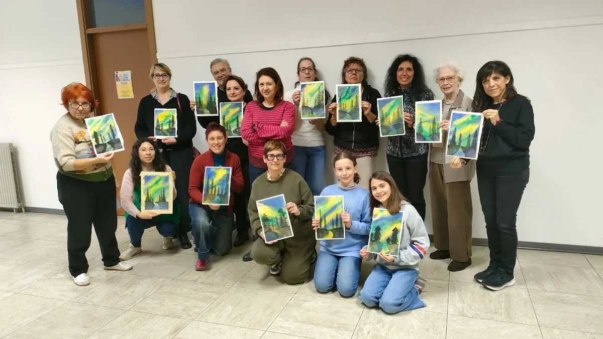 Allievi con i propri dipinti ad acquerello