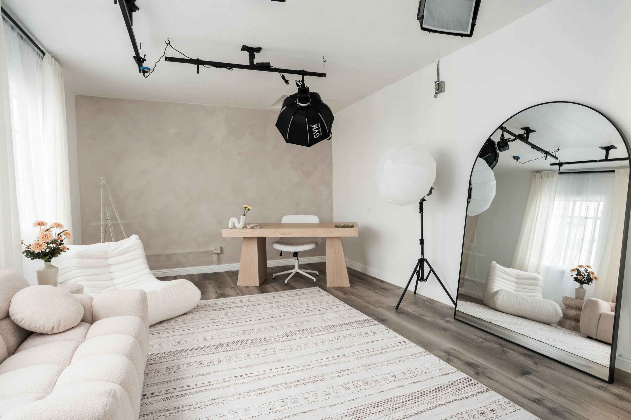 Modern studio rental space for branding photos in Santa Ana - Estudio Elevada