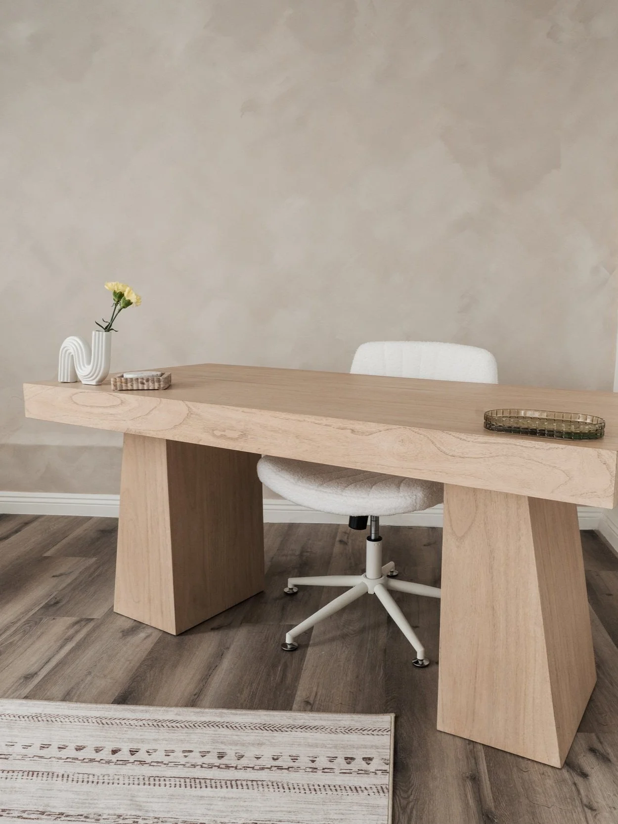 Natural light corner setup in Santa Ana photo studio rental - Estudio Elevada