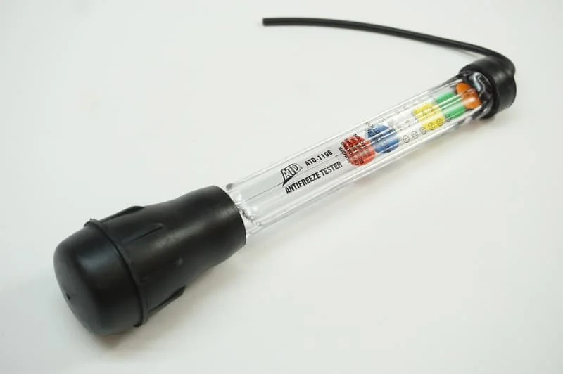 Squeeze-bulb antifreeze tester with colored float indicators