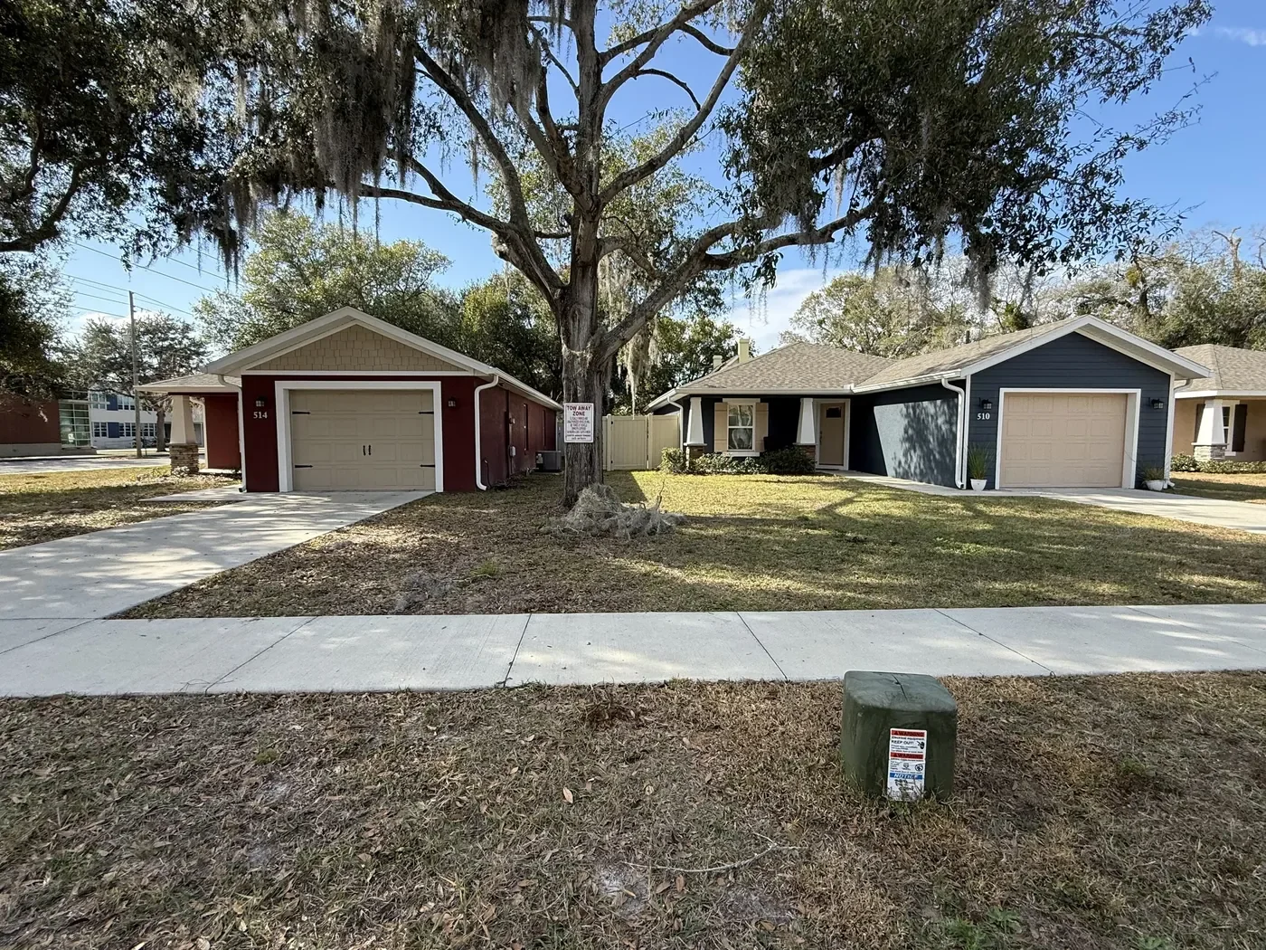 Two neighboring homes with seamless gutter installations in Eustis, Florida