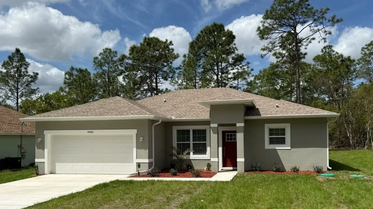 White seamless gutters installed on a single-story home in Citrus Springs, Florida.