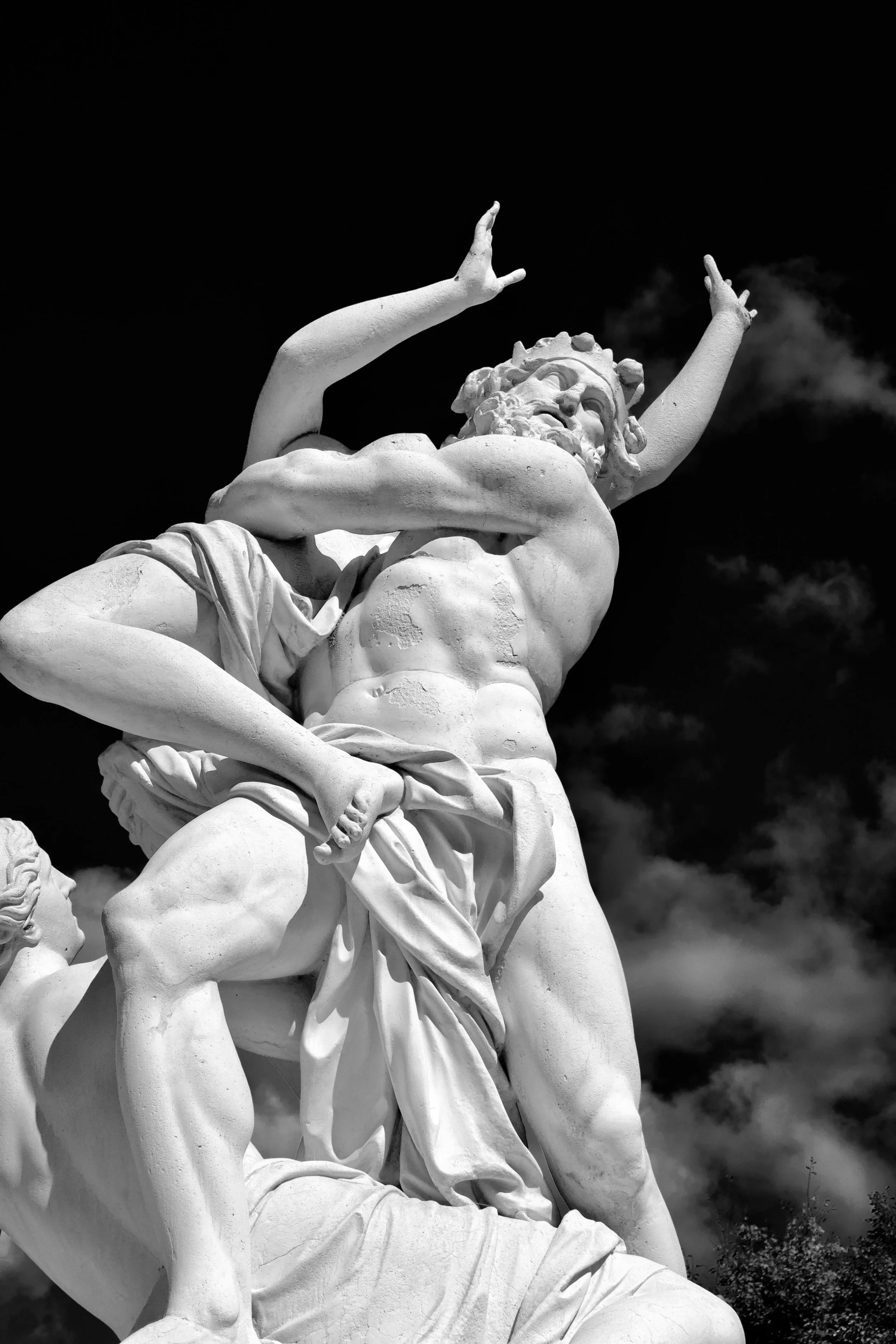 Entwined sculpture, contrast of light and shadow