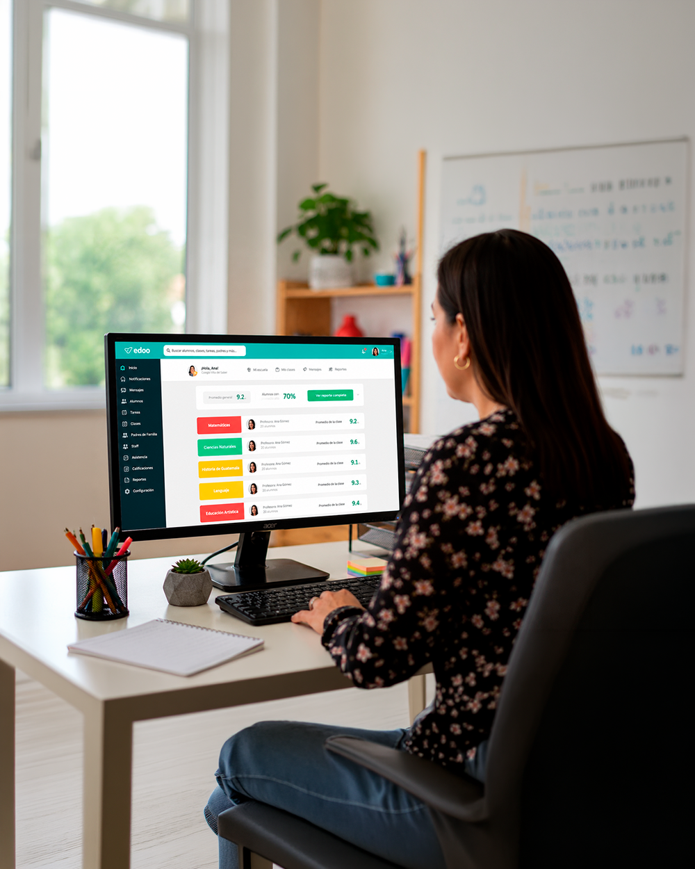 Docente revisando reportes en edoo LMS desde su escritorio