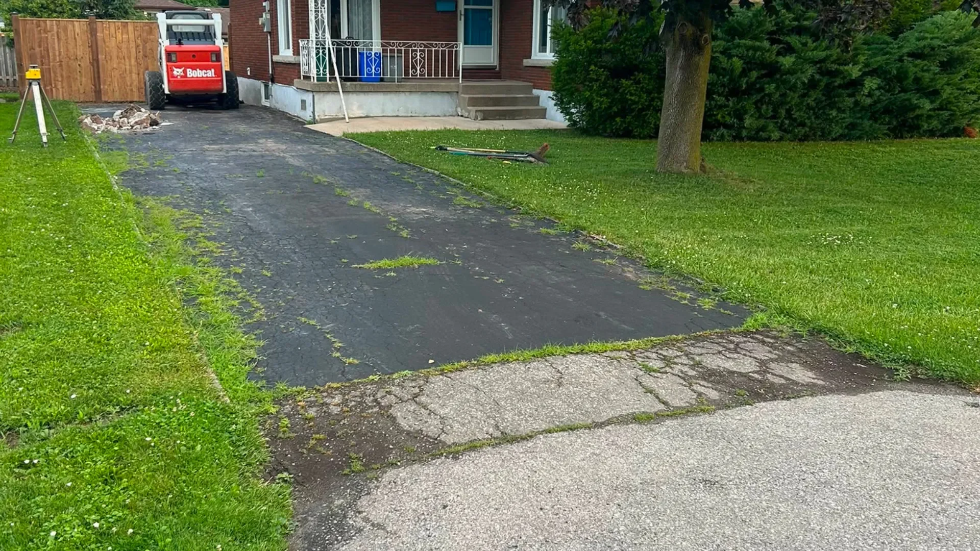 Murray Street Grimsby concrete driveway — photo 1