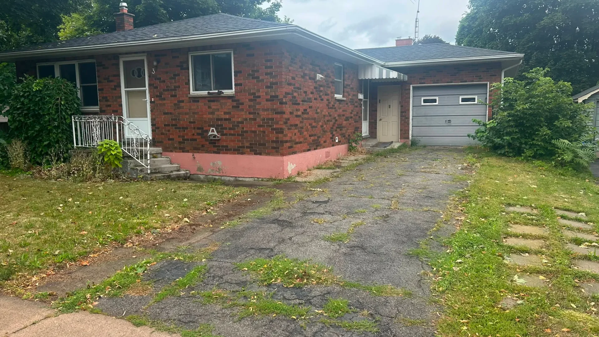 Ivan Avenue Grimsby concrete driveway — photo 1