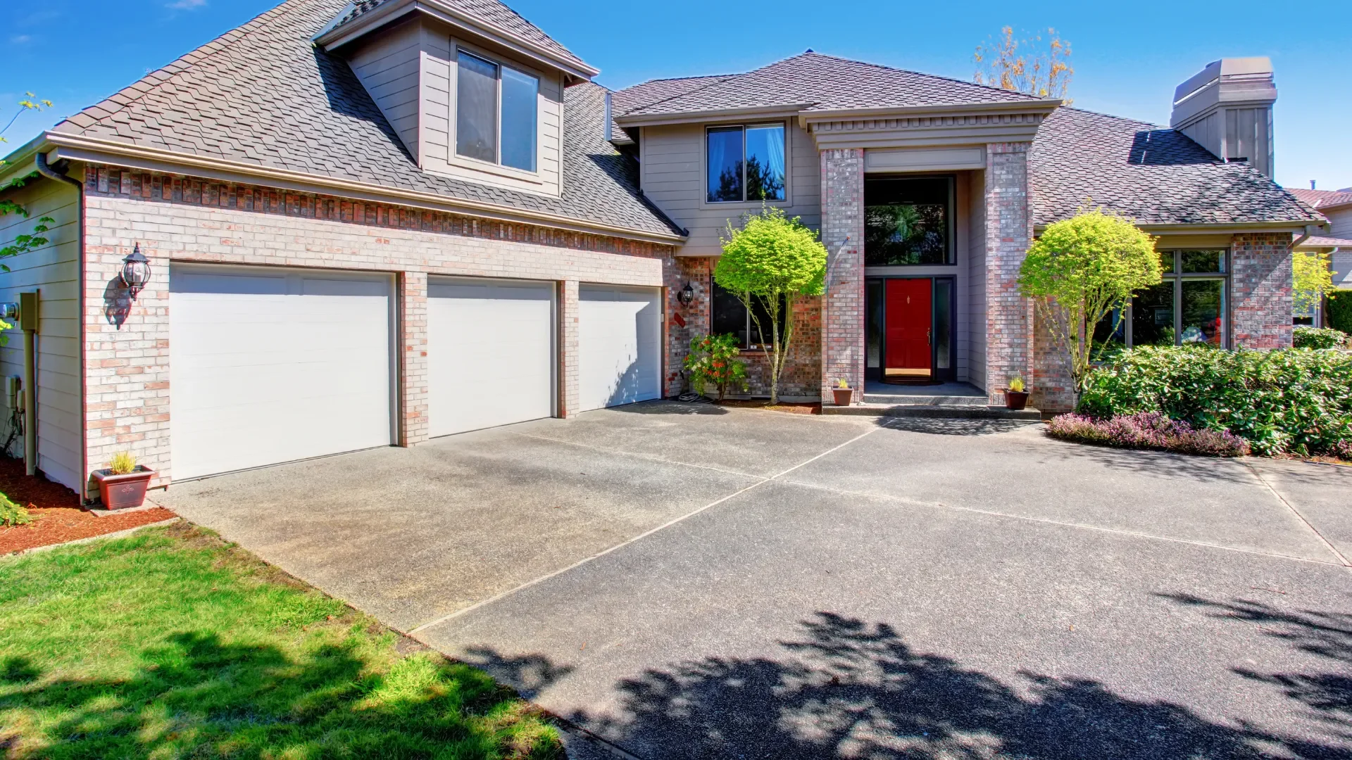 residential concrete driveway in front of a home by Niagara North Contracting