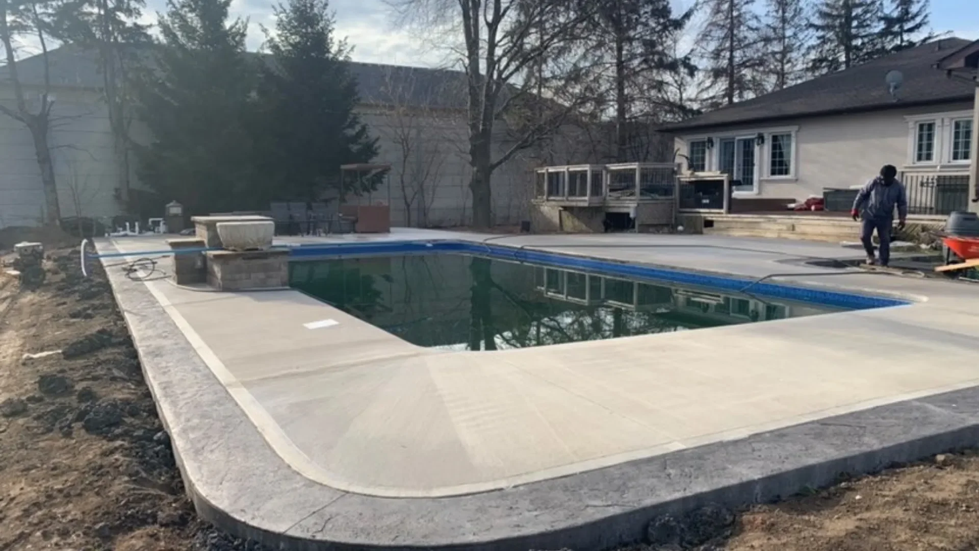 Concrete pool and pool deck in Niagara Falls