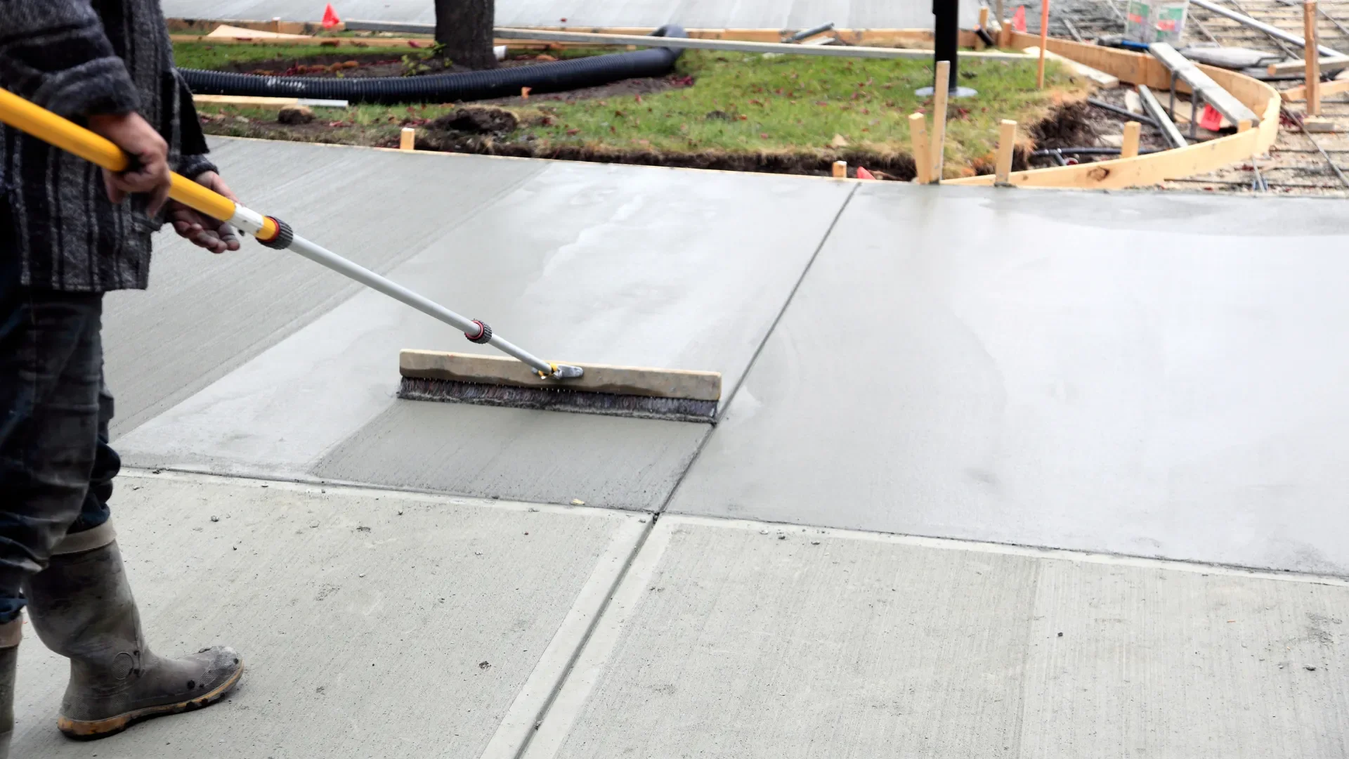 broom finish applied to a freshly poured concrete driveway