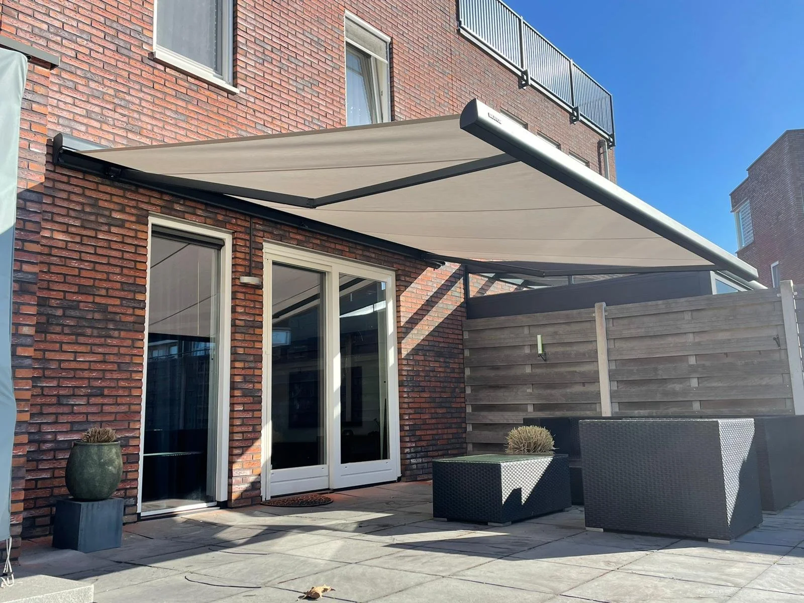knikarmscherm op maat geplaatst in Schoten door Firma Witt