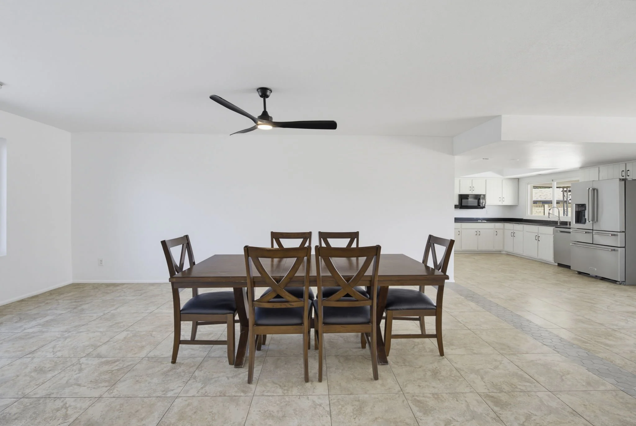 The same room before virtual staging