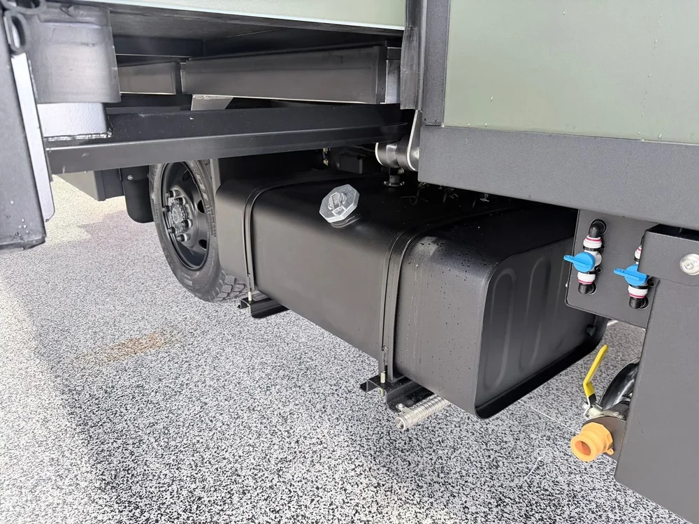 Auxiliary diesel tank mounted under the habitat, close to the rear wheel