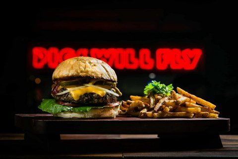 CLASSIC AMERICAN CHEESE BURGER