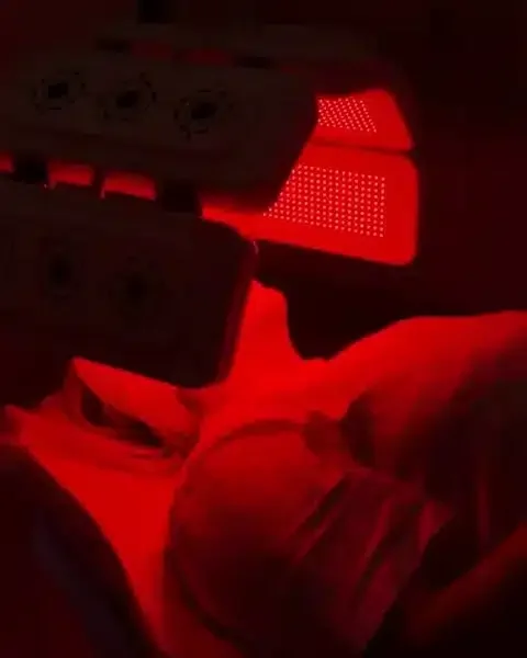 LED red light therapy at Skyn Lab