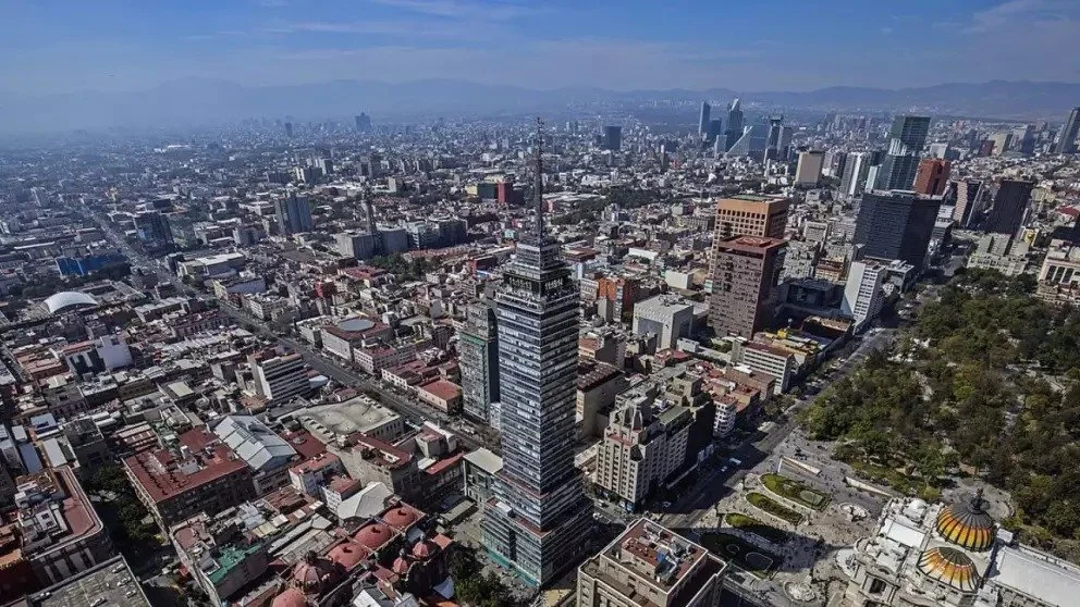 Vista aérea de la Ciudad de México con la Torre Latinoamericana
