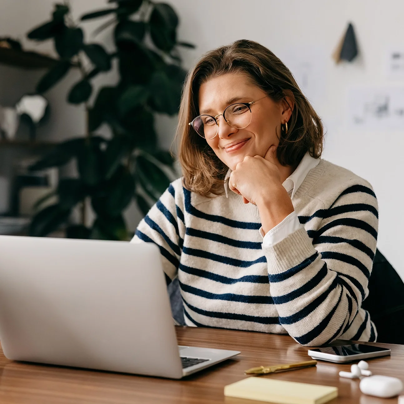 Smiling woman on a virtual nutrition counseling session at her laptop