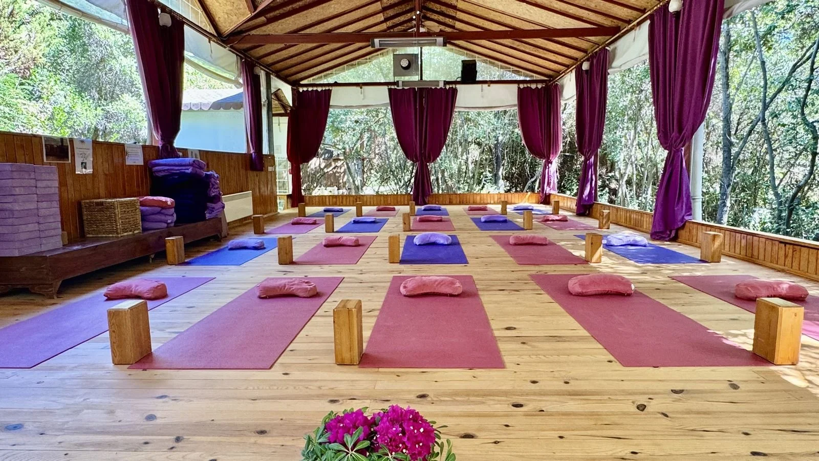 Offene Yogahalle der Lykia Lodge mit Matten, umgeben von Bäumen