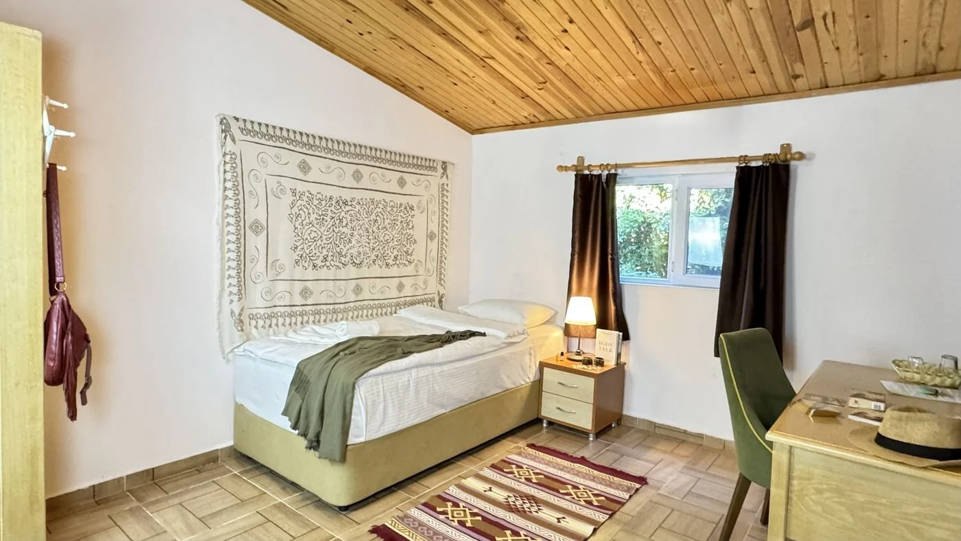 Einzelzimmer mini der Lykia Lodge mit Wandteppich über dem Bett