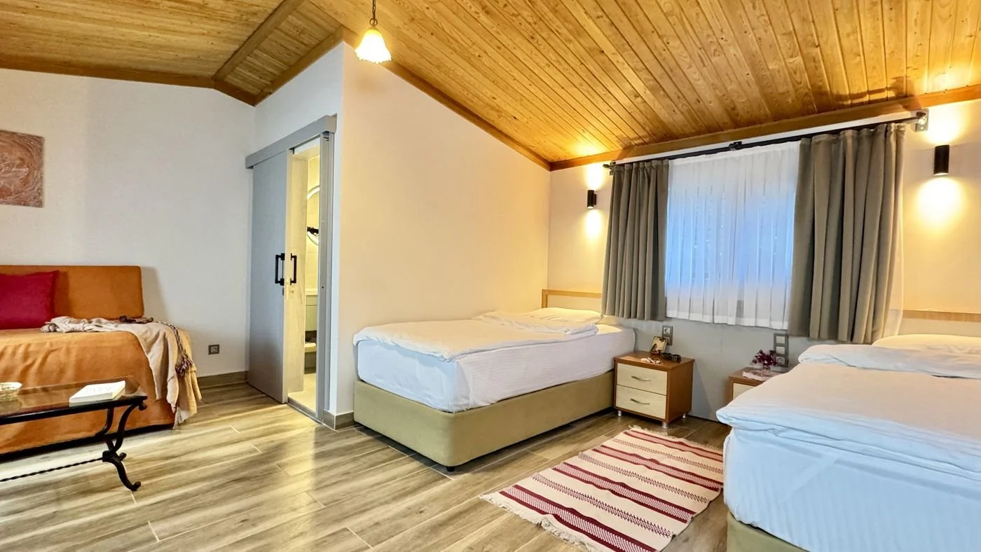 Doppelzimmer der Lykia Lodge mit Holzdecke und zwei Betten
