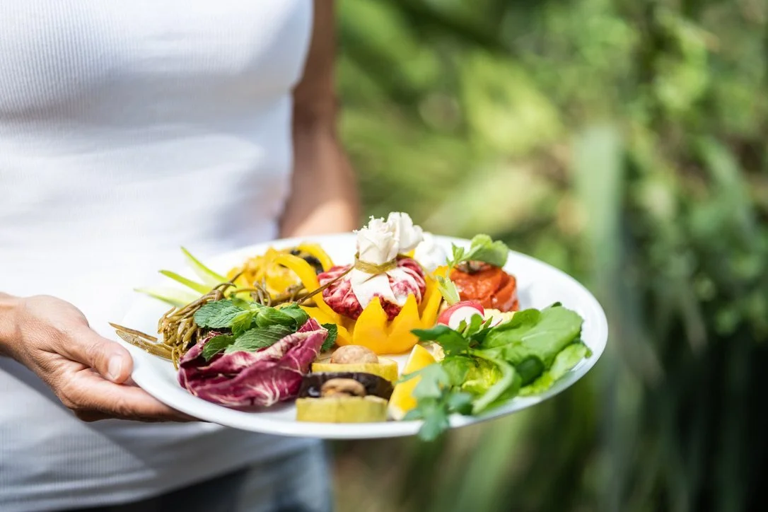 Teller mit frischer vegetarischer Küche im Garten