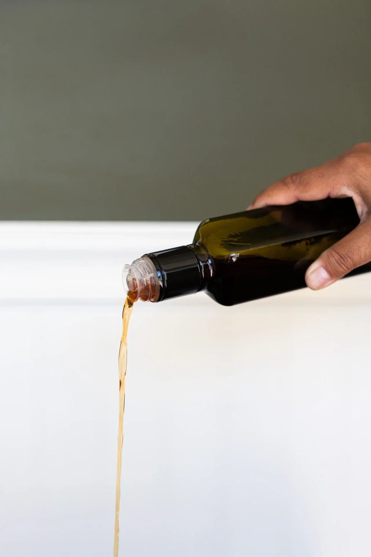 Controlled pour spout