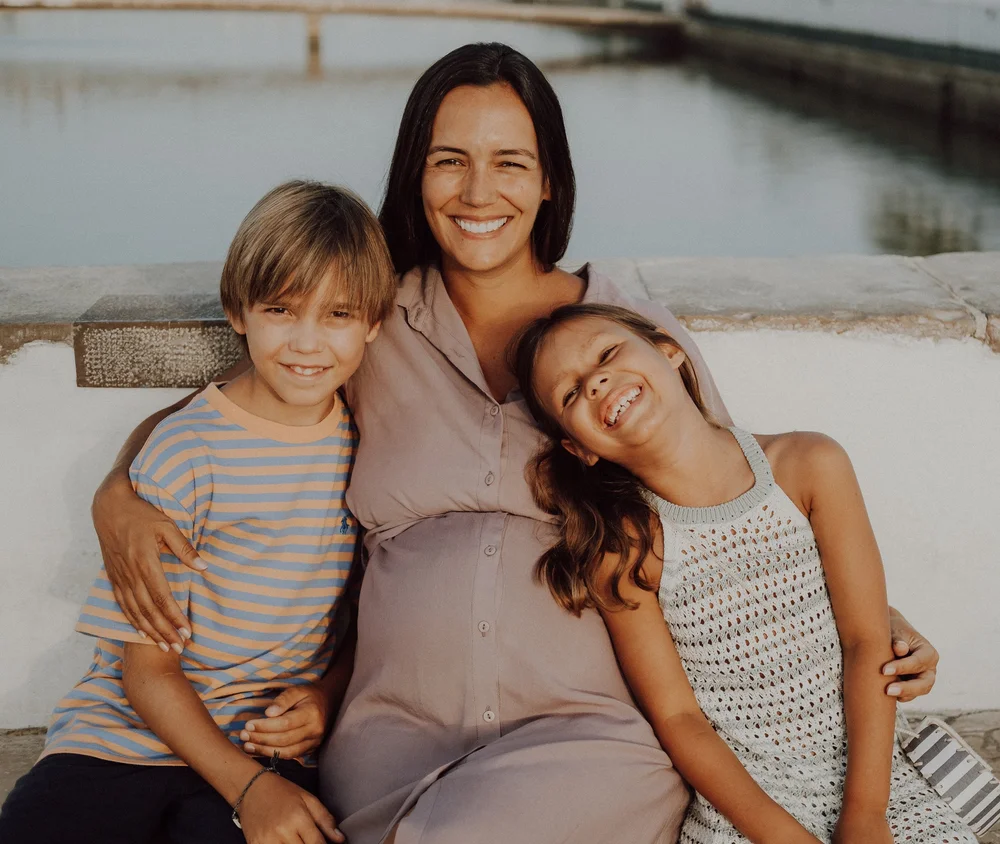 Sofia, pregnant, with her two children