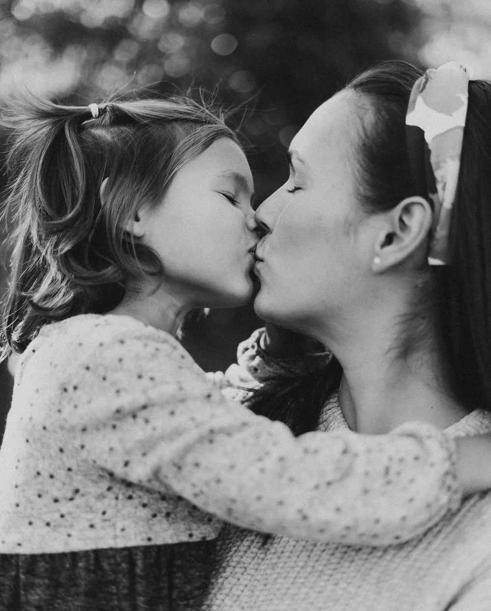 Sofia kissing her daughter, a black and white family photo