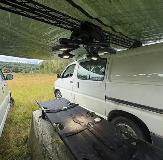 Dismantling next to the vehicle